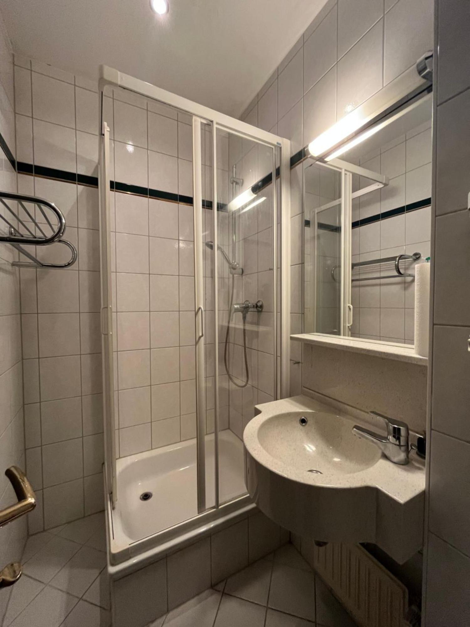 1, 2, Sleep Boardinghouse Unterschleissheim Zentrum Exterior foto