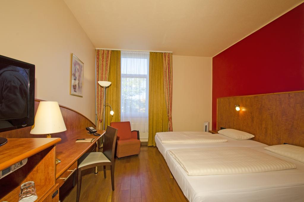 1, 2, Sleep Boardinghouse Unterschleissheim Zentrum Exterior foto