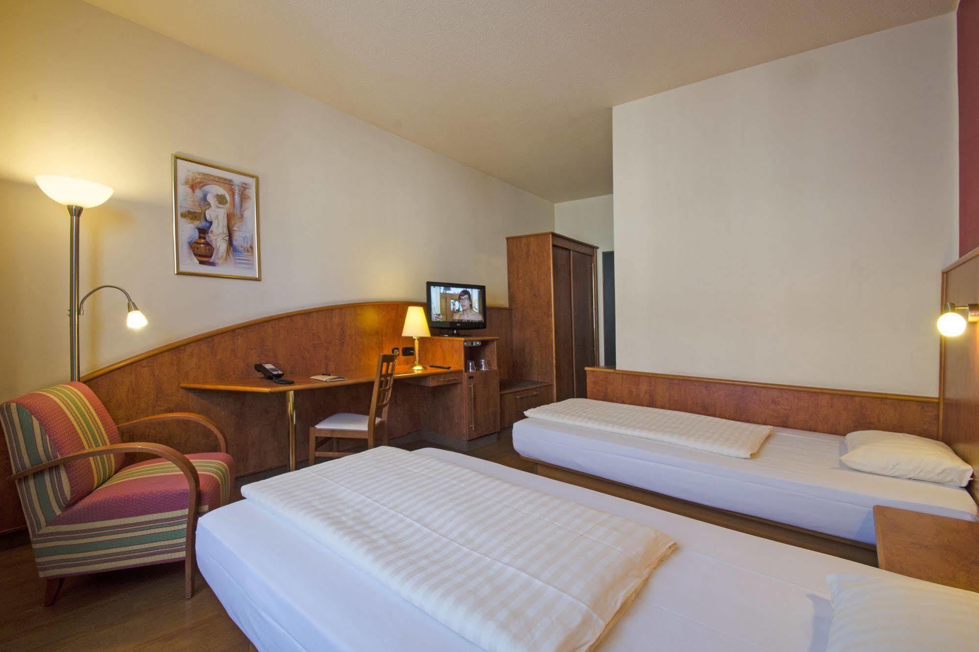1, 2, Sleep Boardinghouse Unterschleissheim Zentrum Exterior foto